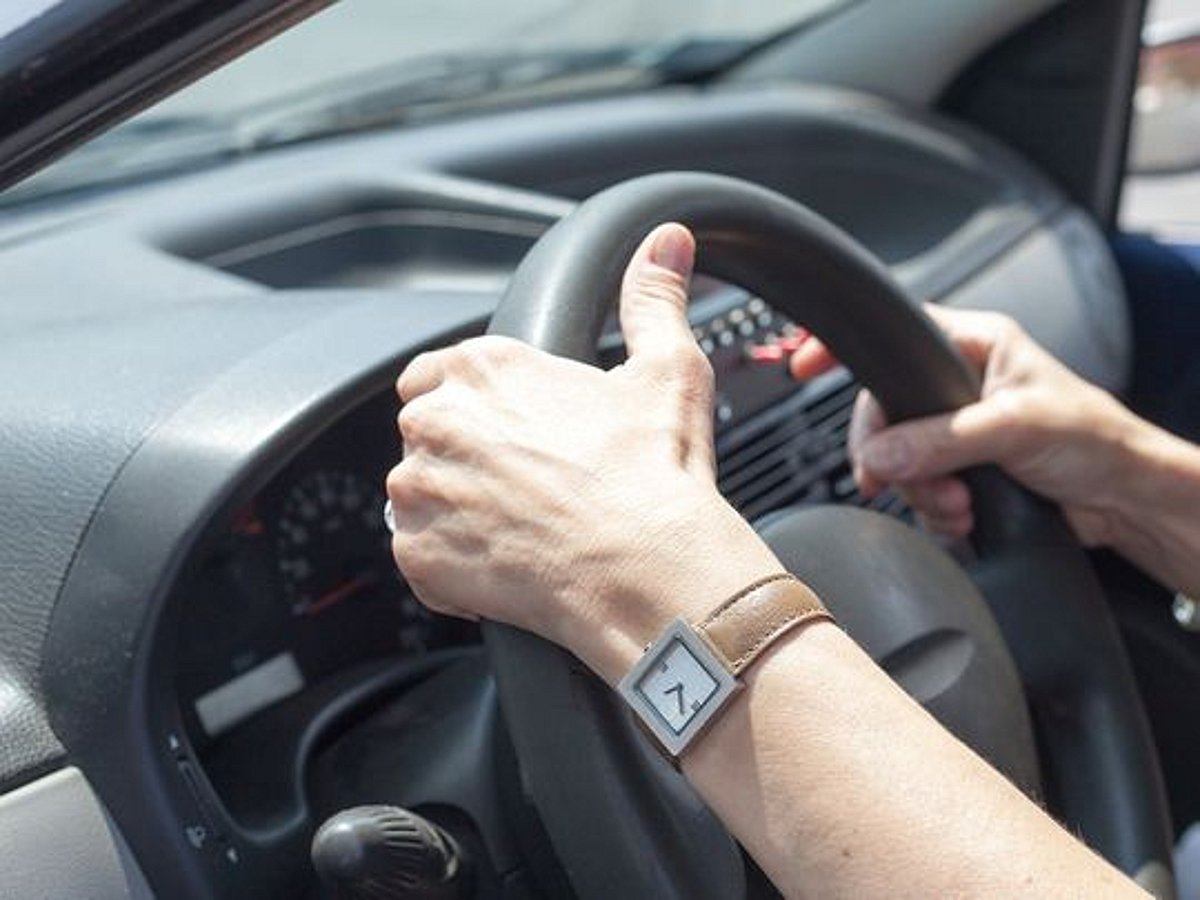 Kuwait launches electronic driving licenses for expats , phases out ...