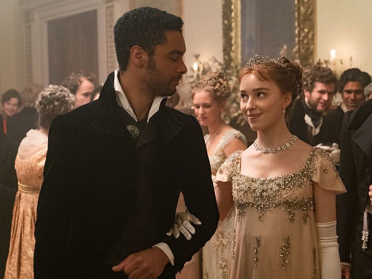 Regé-Jean Page and Phoebe Dynevor in Bridgerton