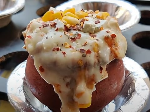 Indian eatery makes a cheesy pizza filling in a ‘Kulhad’ creating viral