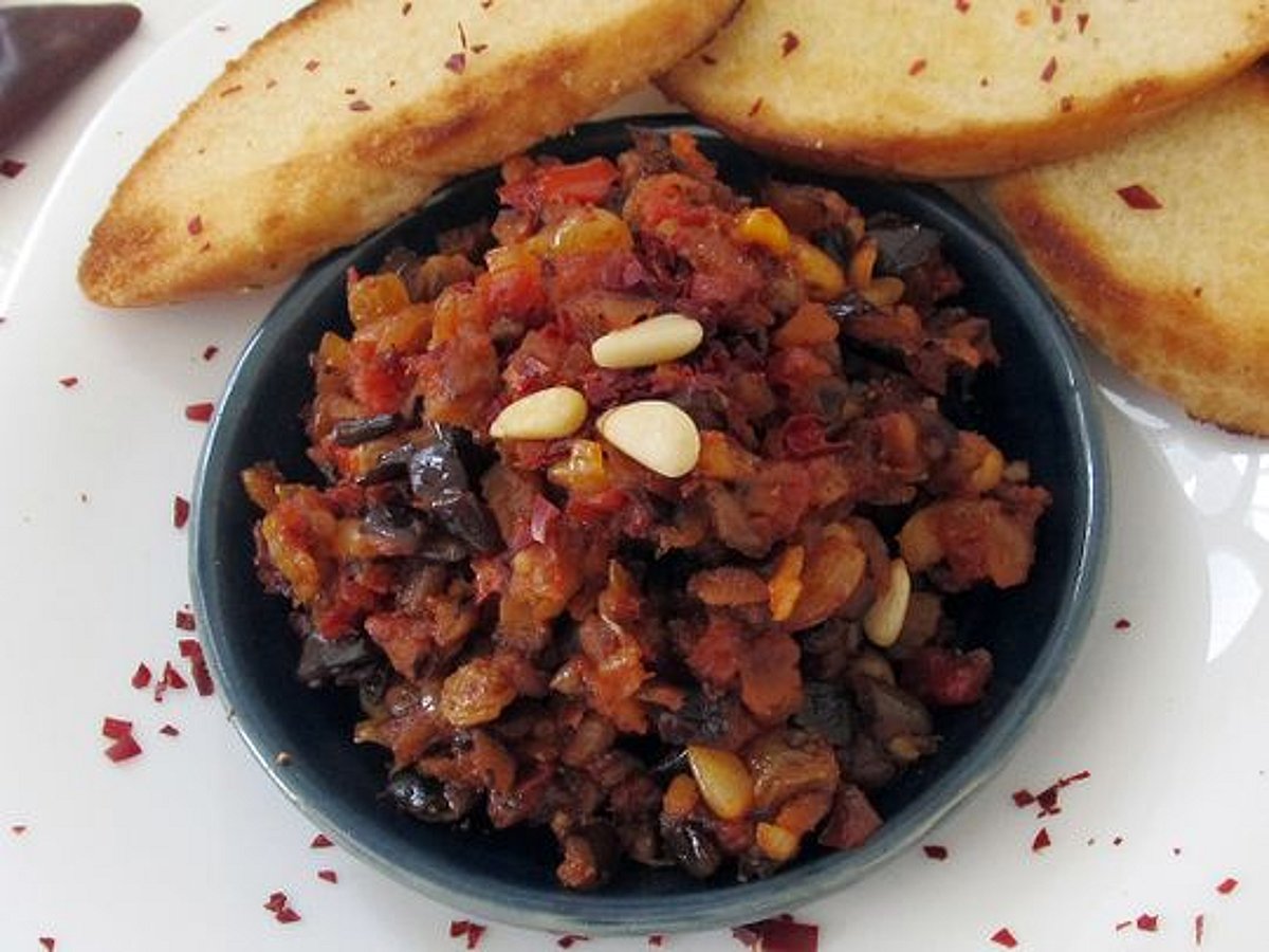 Quick 45-minute recipe for sweet tomato and raisin relish