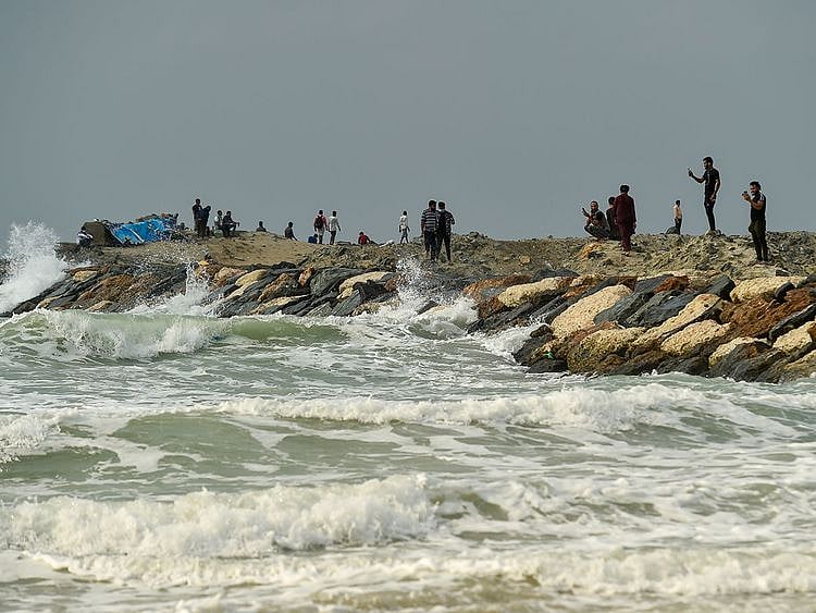 UAE weather alert: Rough seas, dusty conditions, and rain expected