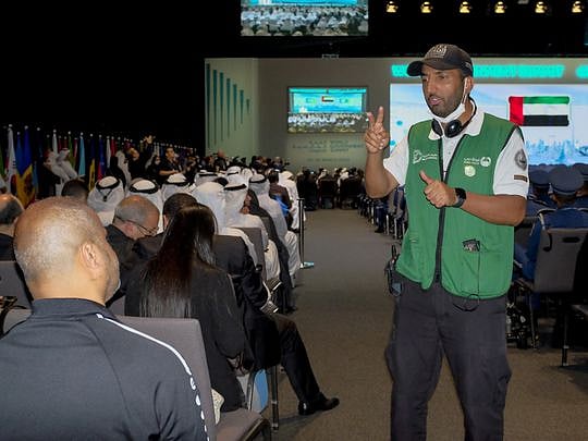 Dubai Police’s sign language expert helps man with hearing impairment ...
