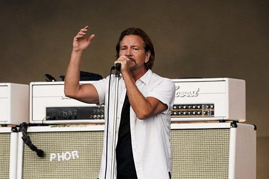 Pearl Jam cancels show in Vienna as Eddie Vedder suffers throat damage(02)