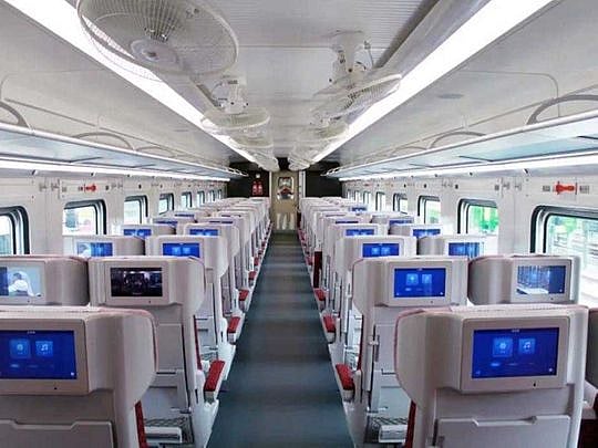 Pakistan receives first batch of modern rail coaches from China