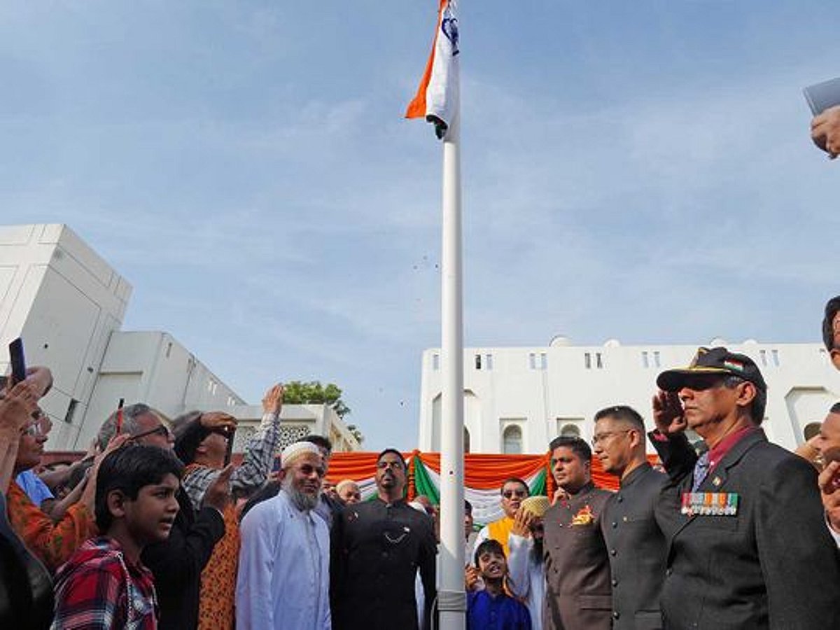 Video: Flag-hoisting, floral offerings mark India's 77th Independence ...
