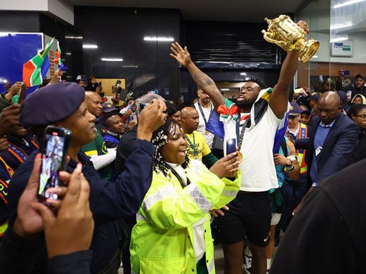 Thousands brave cold, rain to welcome world champion Springboks