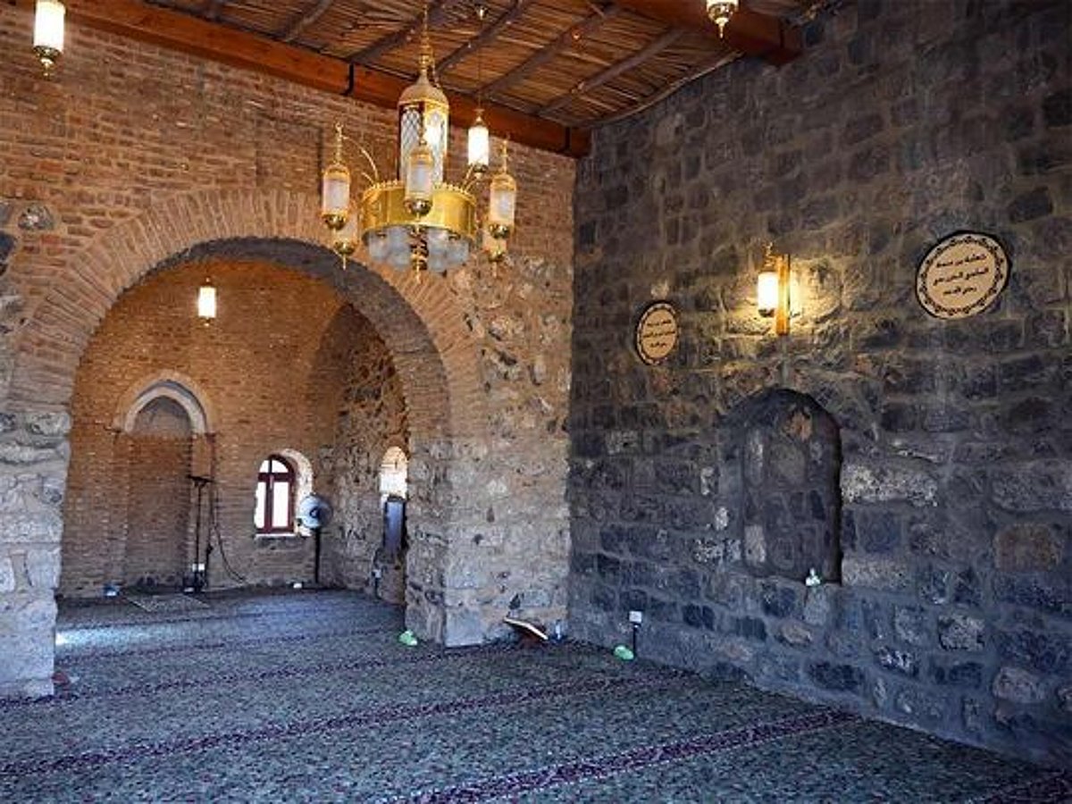 Al Raya Building Exploring Al Raya Mosque, a historic landmark in Medina, Saudi Arabia