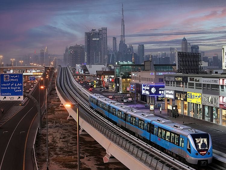 STOCK Dubai Metro