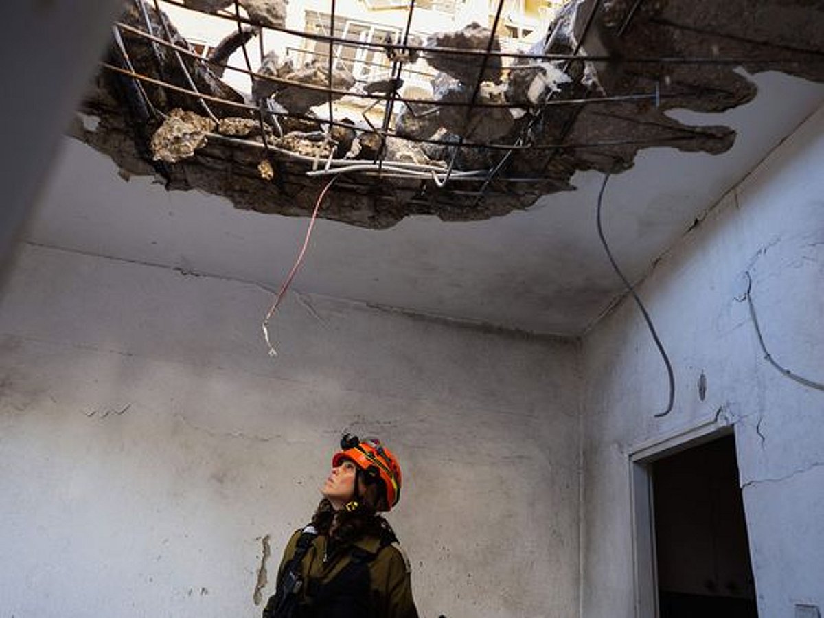 Hezbollah rains rockets on Haifa as Israel intensifies ground offensive