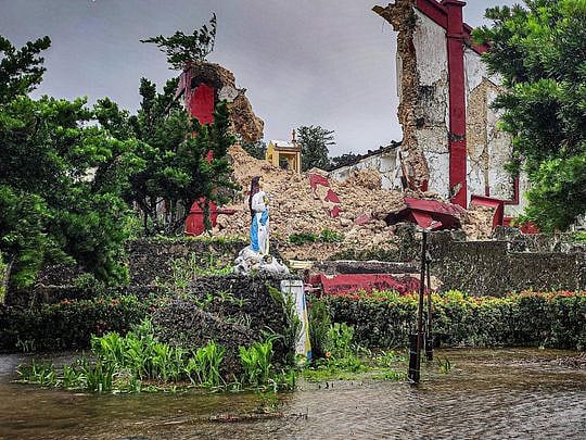 Philippines: Supertyphoon destroys old church, houses, infrastructure