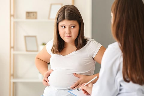 Niña triste con sobrepeso que visita al nutricionista en la clínica