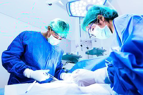 Médico y asistente de enfermería que operan para ayudar al paciente desde un caso de emergencia peligroso, concepto de hospital y cirugía, concepto de atención médica y atención médica, tratamiento de cáncer y enfermedades