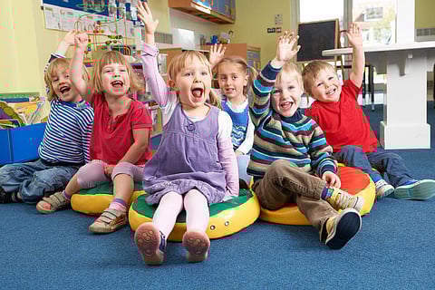 Grupo De Niños En Edad Preescolar Respondiendo Preguntas En El Salón De La Fama