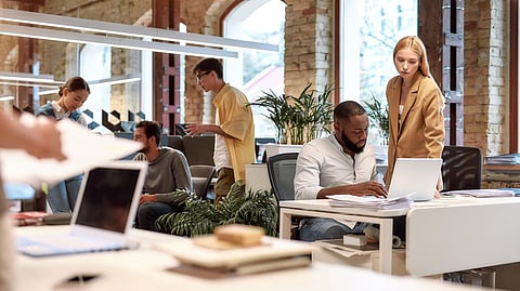 Grupo de empresarios multirraciales que trabajan juntos en el espacio creativo de coworking. Concepto de team building. Vida en la oficina
