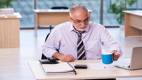 Viejo empleado de negocios descontento con el exceso de trabajo