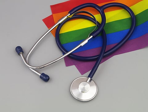 Bandera LGBTQ con estetoscopio 