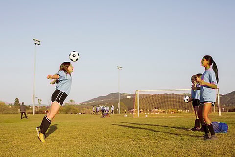Cambio de reglas: Reducción del riesgo de conmoción cerebral para los niños de fútbol