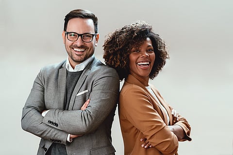 Foto de una pareja de negocios multiétnica
