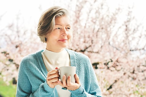Mujer de mediana edad bebiendo café