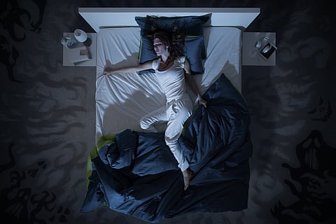 insomnio y pesadilla en la cama por la noche