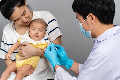 Vacunas o inyecciones médicas para el bebé con la madre