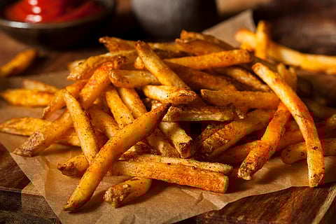 Papas fritas sazonadas cajún