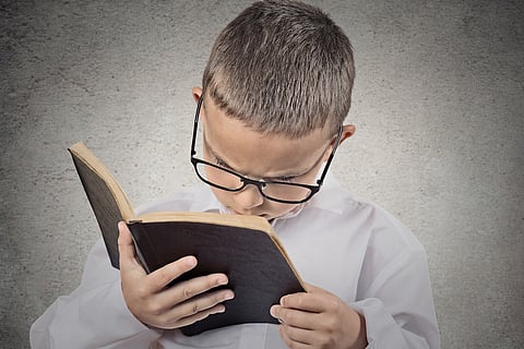 Niño, adolescente que tiene dificultad para leer textos, problemas de visión.
