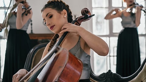 El Cuarteto de Cuerda actúa en una sala grande con grandes ventanas