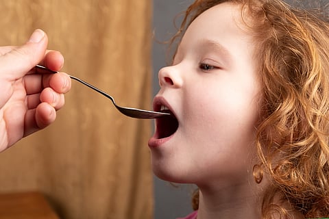 Niño tomando antibióticos, medicina