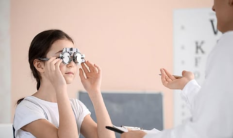 屋外での活動と日光曝露が子どもの近視進行を抑制