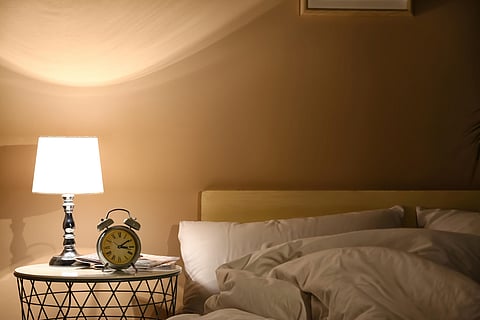 高齢者の夜間頻尿、改善のカギは就寝時間か