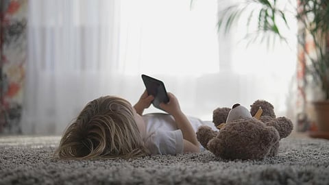 早過ぎる子どものスマホデビューは心の発達に有害