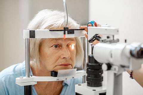 Mujer mayor sometida a examen ocular, glaucoma