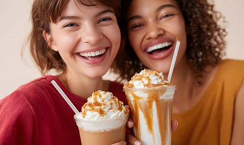 Adolescentes bebiendo café azucarado y congelado