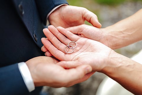Anillos de boda en las manos de la pareja