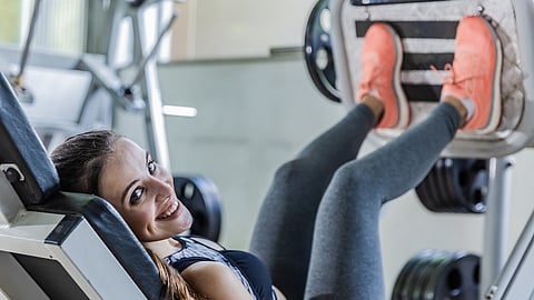 Mujer de mediana edad haciendo ejercicio
