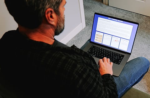 Hombre en el sitio web sobre GLP-1