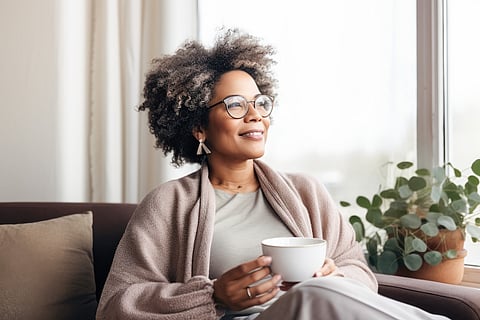 Mujer de mediana edad bebiendo café o té