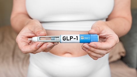 Mujer sosteniendo medicación GLP-1