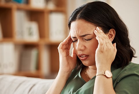 Mujer joven con migraña