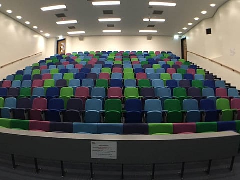 大教室で座る席が学業成績に影響する？