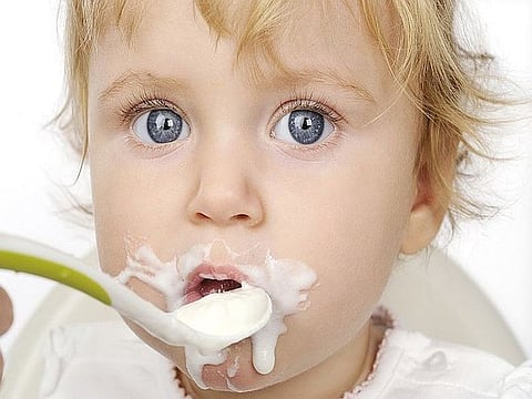 早期の離乳食開始で乳児の睡眠が改善する可能性