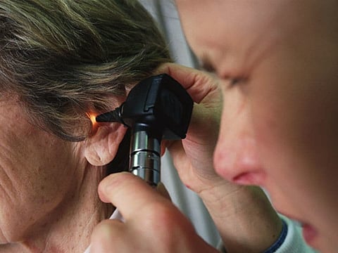 難聴を放置すると高齢者の健康リスクが高まる