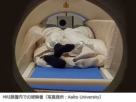 肌と肌の触れ合いで気持ちもつながることをMRIで確認
