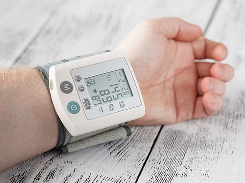 Man himself measured his own blood pressure on a wrist