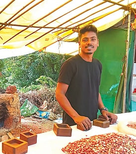 Three generations of gram roasters: Father-son duo Ramdas and Raghoba ...