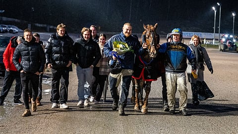 Juha Utala ohjasti lauantaina Morisonin ykköseksi. Hevosen vierellä myös Aleksi Juutinen, joka aloittaa täysipäiväisen ravivalmentamisen.