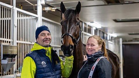 Marinka ja Jaakko Salminen pitävät talliaan Vermossa.
