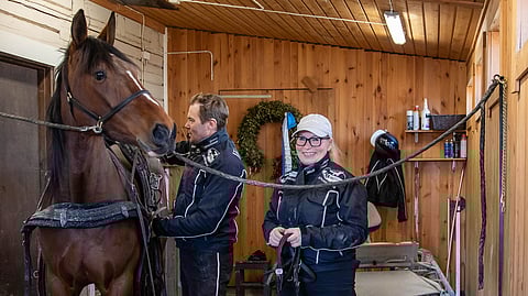 Jarno ja Minna Kauhanen treenaavat hevosiaan Hollolassa.