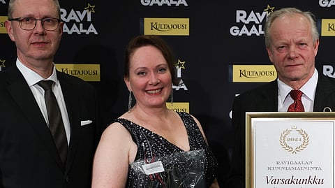 Marita Huttunen on johtanut Kuopion ravirataa vuodesta 2006.  Kuvassa hän on Ravigaalassa vastaanottamassa Varsakunkku-kilpailusarjan kunniamainintaa yhdessä Jyri Saranpään (vas.) ja Terho Rautiaisen kanssa.